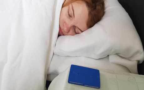 HQR liggend naast bed