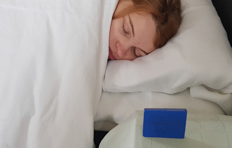 HQR staand naast bed